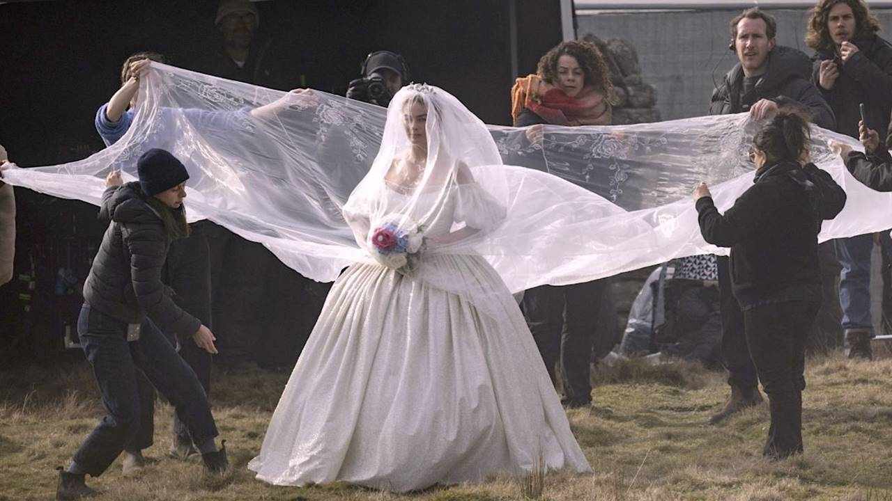 Uğultulu Tepeler Film - Margot Robbie Gelinlik