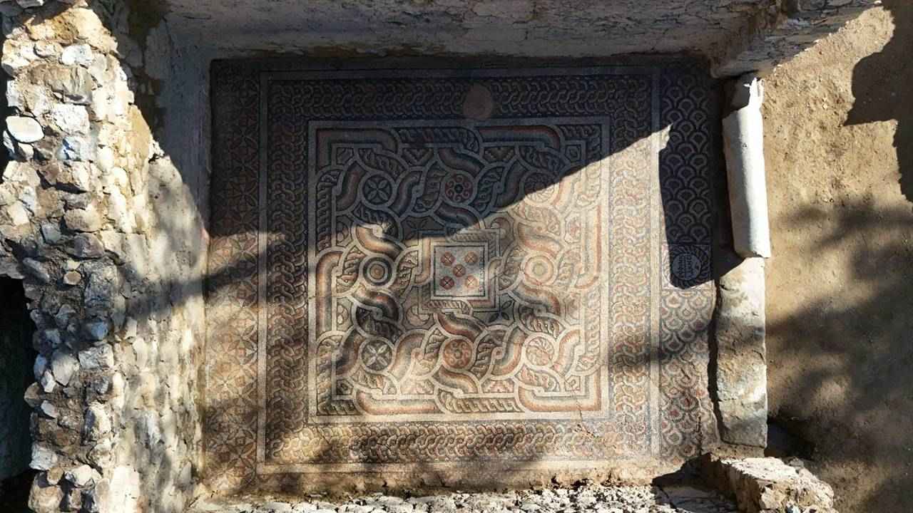 Antalya - Kıskananlar Çatlasın Mozaiği