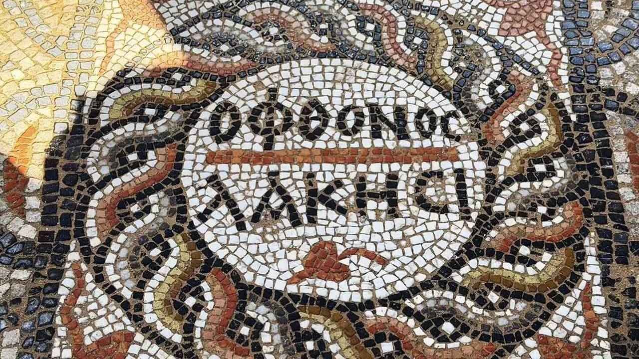 Antalya’da 1.500 Yıllık Sürpriz: ‘Kıskananlar Çatlasın’ Yazılı Antik Bir Mozaik Keşfedildi